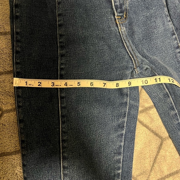 EUC Reno Button Embellished Dark Wash Stretchy Mom Jeans Size 26-27 - Picture 6 of 9